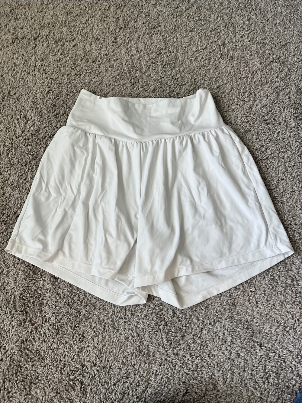 HALARA Softly Zero Airy Super High Waisted Shorts 3”. Size L White